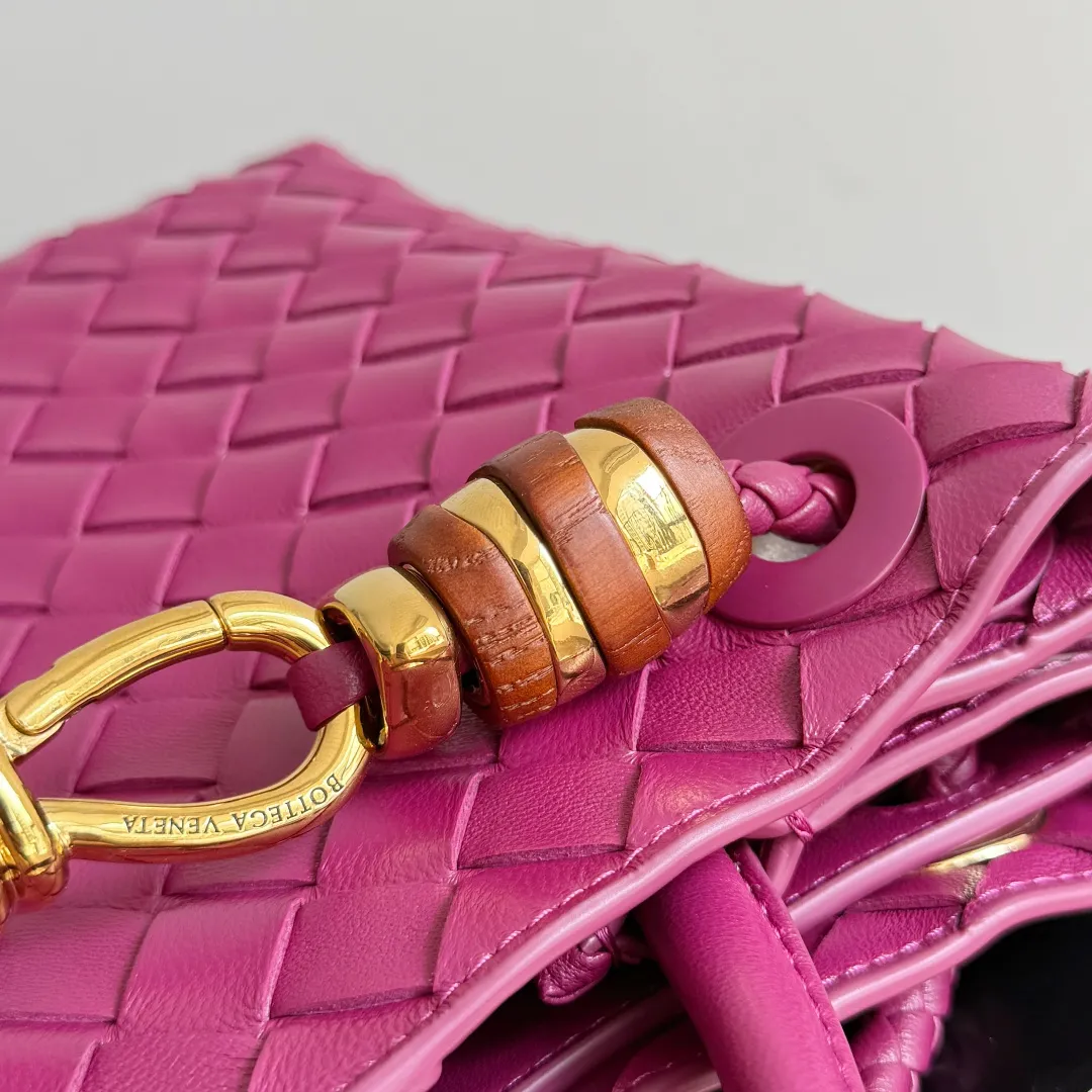 The new Andiamo batch of 3060 BV is shipped‼ ️The classic intercciato weaving process is used to create a soft bag, the metal knot is made of micro-cast aluminum using jewelry technology🪢, and the decorative beads are made of metal and hand-polished oak, allowing you to jump repeatedly between elegance and fun💃, making it unpredictable. Classic and versatile, it shows off your temperament, and the bag has a large capacity, making it very convenient for daily commuting! It has a variety of carrying methods, the shoulder straps can be adjusted by yourself, the original lambskin feels soft and delicate, and the unisex style breaks gender boundaries and brings a more practical and long-lasting use experience. The Andiamo, which has both elegant and casual styles, perfectly interprets the "fashionable old money style". Style No.: 743568+Wood Hardware Color: Berry Red Size: 25*22*10.5cm